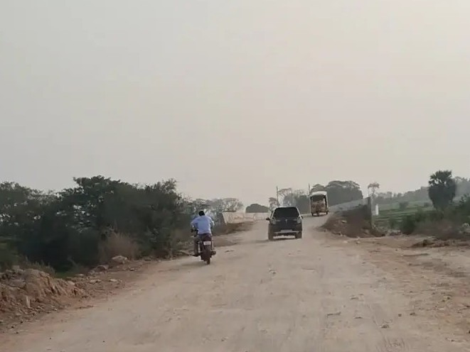 అధ్వానంగా కొత్త బ్రిడ్జి రోడ్డు .. !!