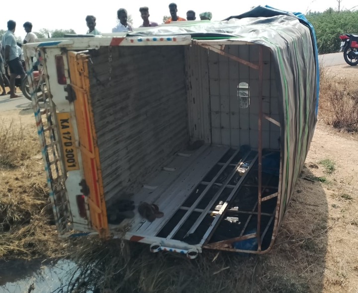 అమరాపురంలో బొలేరో వాహనం బోల్తా