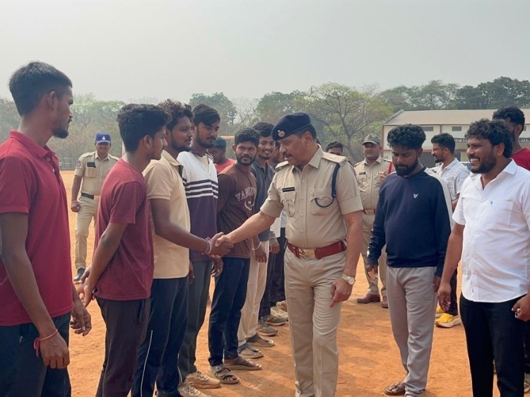 సెమీ ఫైనల్ క్రికెట్ పోటీలను ప్రారంభించిన అదనపు DCP