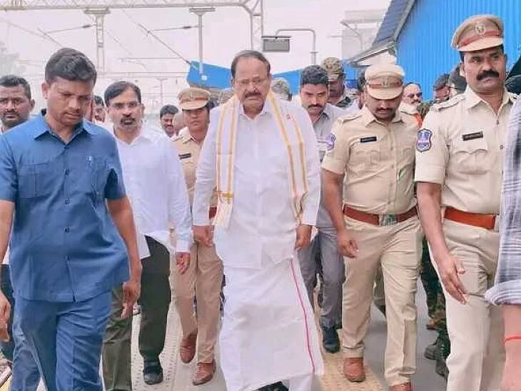జిల్లాకు చేరుకున్న మాజీ ఉపరాష్ట్రపతి వెంకయ్య నాయుడు