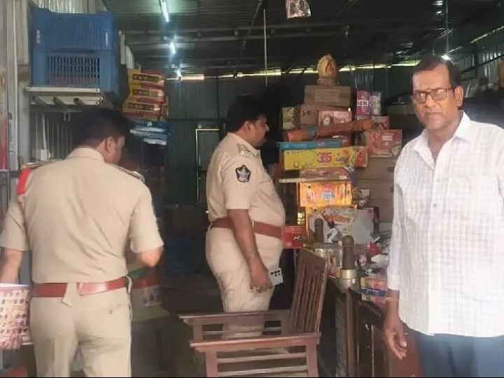 బాణాసంచా దుకాణాలను తనిఖీ చేసిన పోలీసులు
