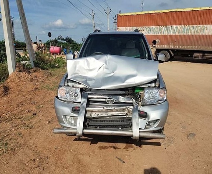 హైవే వద్ద అదుపుతప్పి కారు బోల్తా