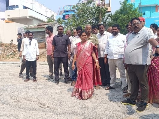 ఆర్టీసీ కాంప్లెక్స్ సీసీ రోడ్డు పనుల పరిశీలన