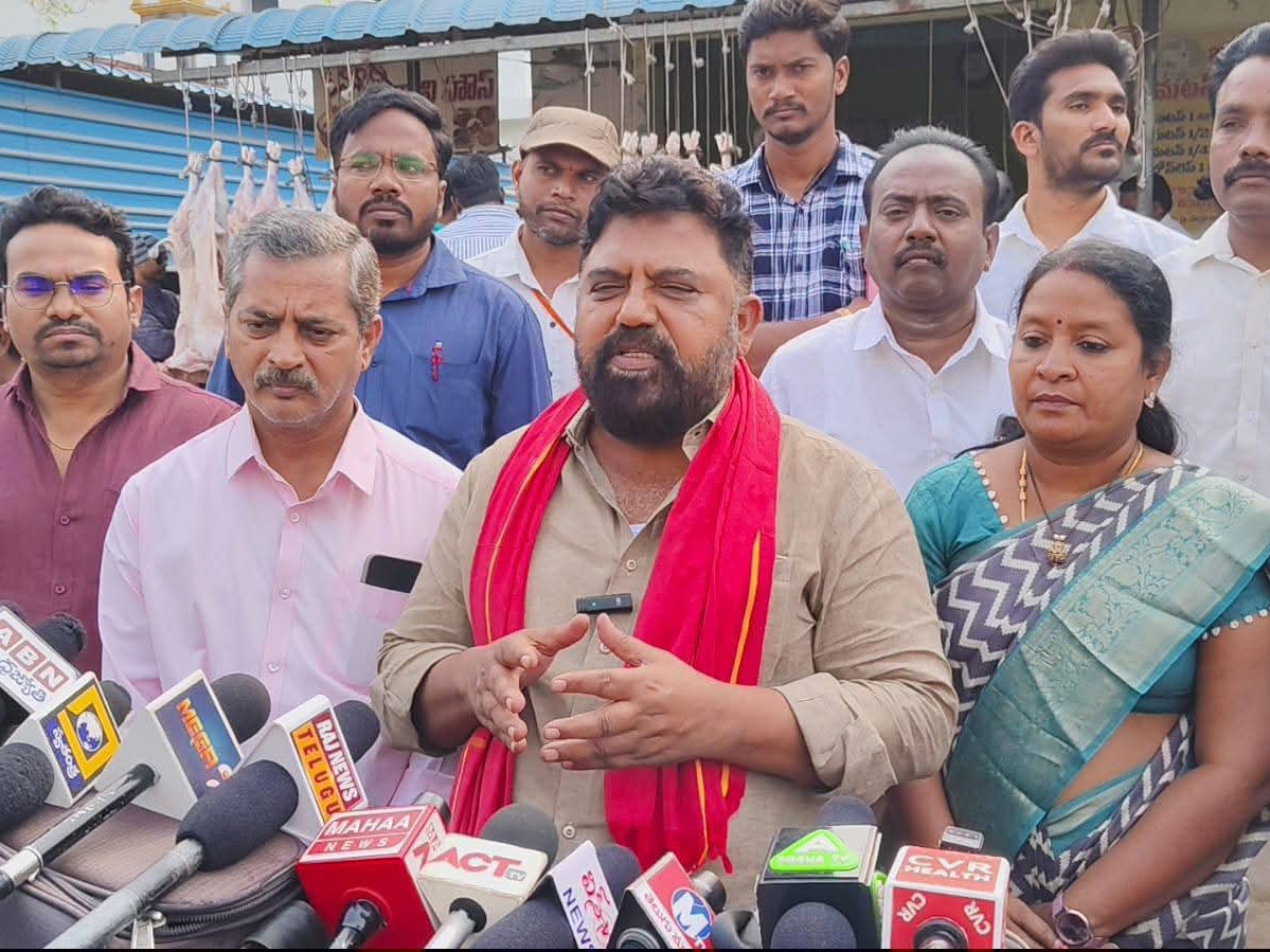 నిబంధనలు పాటించని దుకాణాల లైసెన్సులు రద్దు: ప్రకాష్