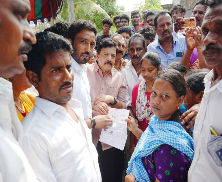 మంత్రి చేతుల మీదుగా  ఆర్థిక సహాయం అందజేత