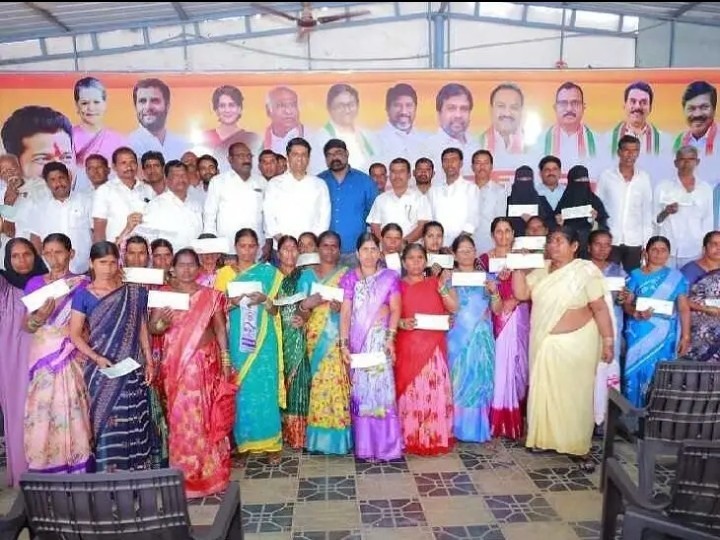 కళ్యాణ చెక్కులను పంపిణీ చేసిన ఎమ్మెల్యే