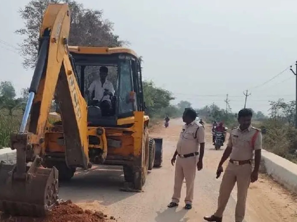 వంతెనపై గుంత.. ఎస్సై సానుకూల స్పందన
