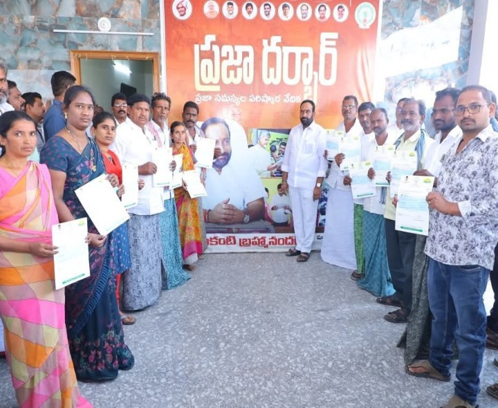 సీఎం సహాయ నిధి చెక్కుల పంపిణీ చేసిన ఎమ్మెల్యే