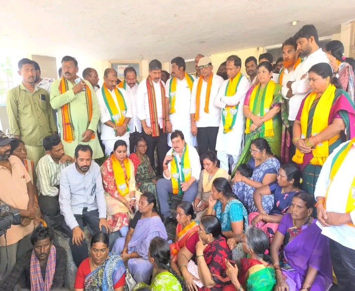 ‘కూల్చిన చోటే 100 గజాల్లో ఇల్లు నిర్మించి ఇవ్వాలి’