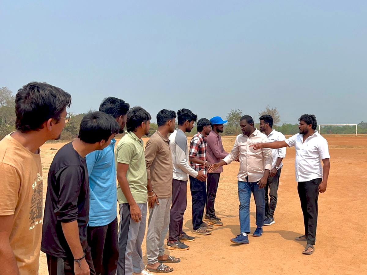 విద్యార్థులు క్రీడలతో పాటు చదువులో ముందుండాలి: శ్రీకాంత్