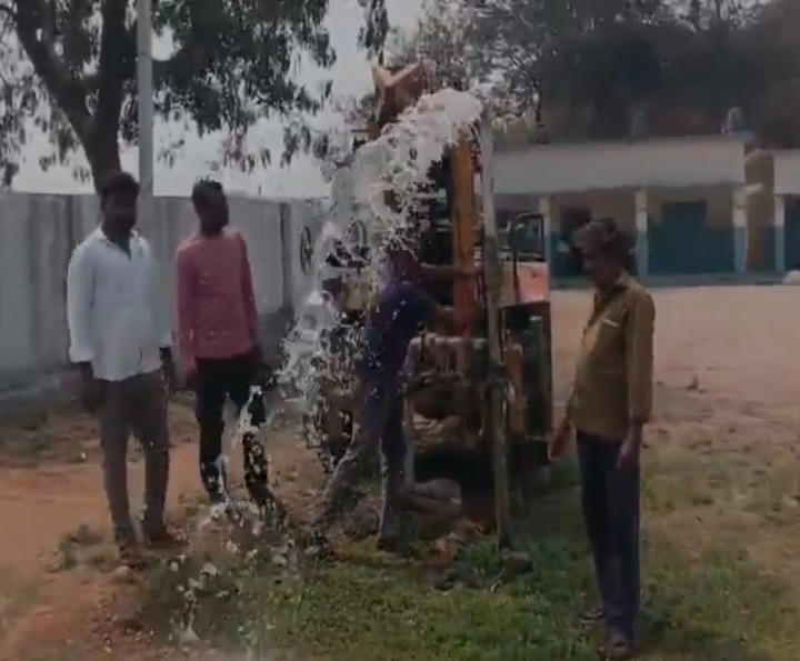 ప్రభుత్వ పాఠశాలలోని బోర్‌కు మరమ్మతులు