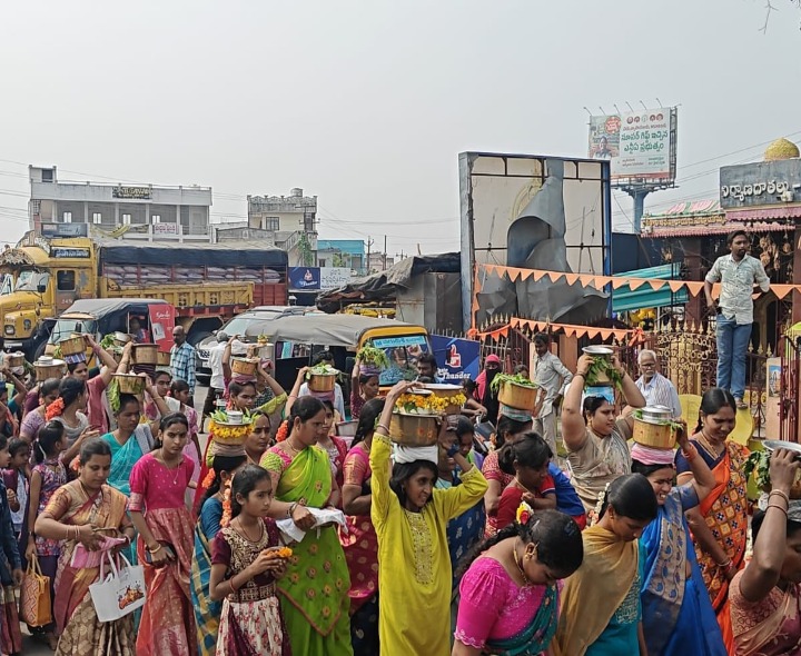 ముత్యాలమ్మ బోనం సమర్పించేందుకు తరలివచ్చిన మహిళలు