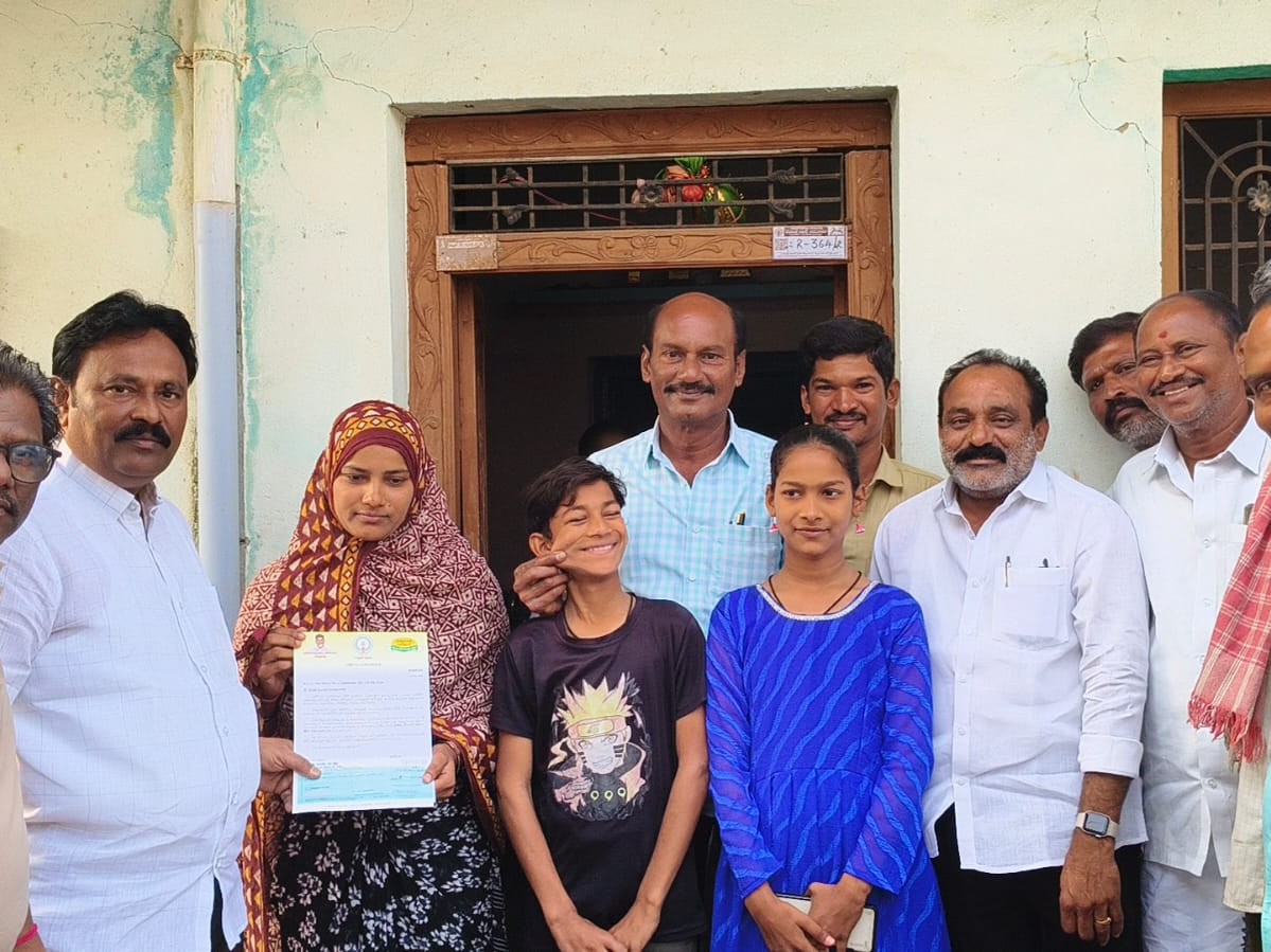 CMRF చెక్కులు పంపిణీ చేసిన ఎమ్మెల్యే గిత్త