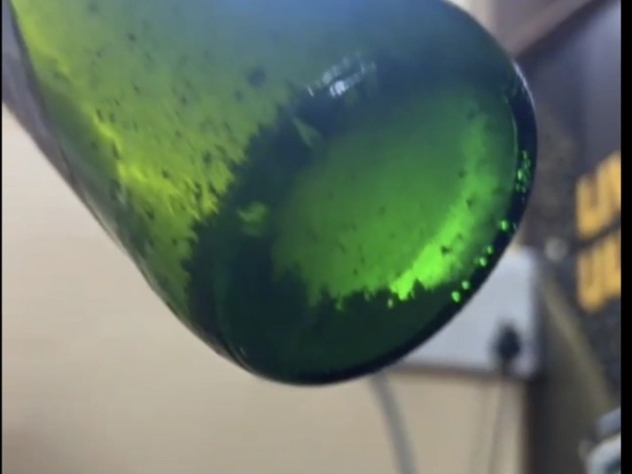 బీర్‌లో చెత్త దర్శనం.. వినియోగదారుల ఆగ్రహం