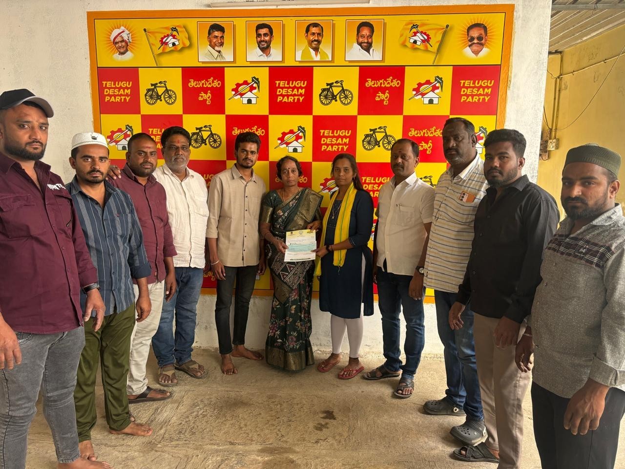 CMRF ద్వారా రూ.85,000 చెక్కు పంపిణీ