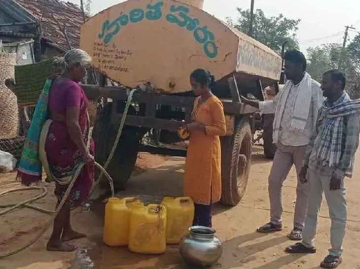 కన్నెపల్లి వాడలో ట్యాంకర్ ద్వారా నీటి సరఫరా