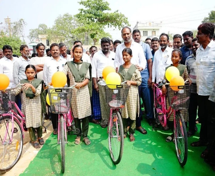 విద్యార్థులకు సైకిళ్ల పంపిణీ చేసిన మంత్రి గొట్టిపాటి