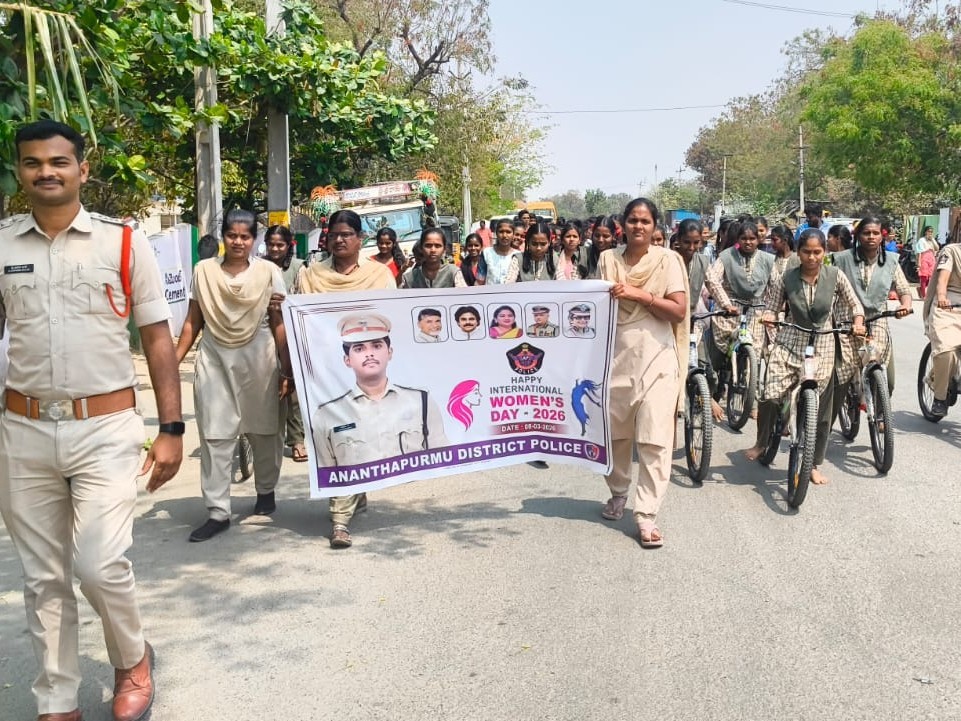 పోలీసుల ఆధ్వర్యంలో విద్యార్థులకు సైకిల్ ర్యాలీ