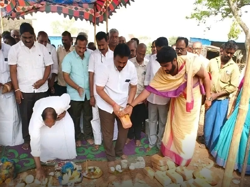 సీసీ రోడ్లకు భూమి పూజ చేసిన ఎమ్మెల్యే