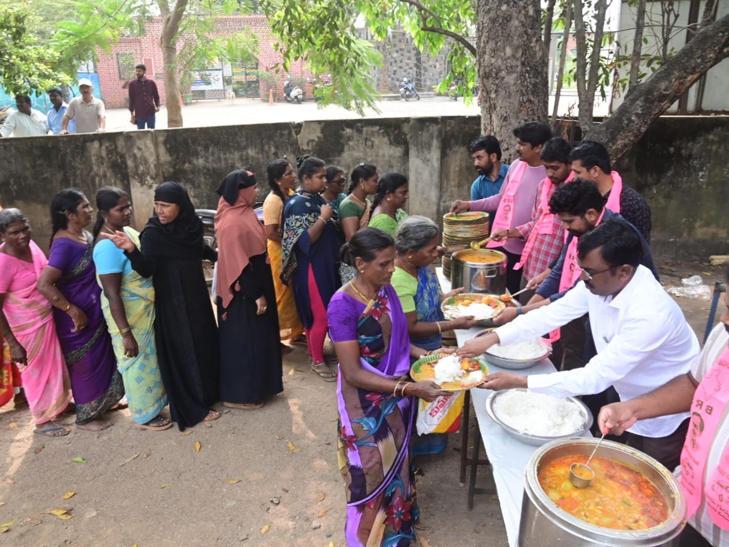 4వ రోజు బాధితులకు భోజనాలు సమకూర్చిన ఎంపీ