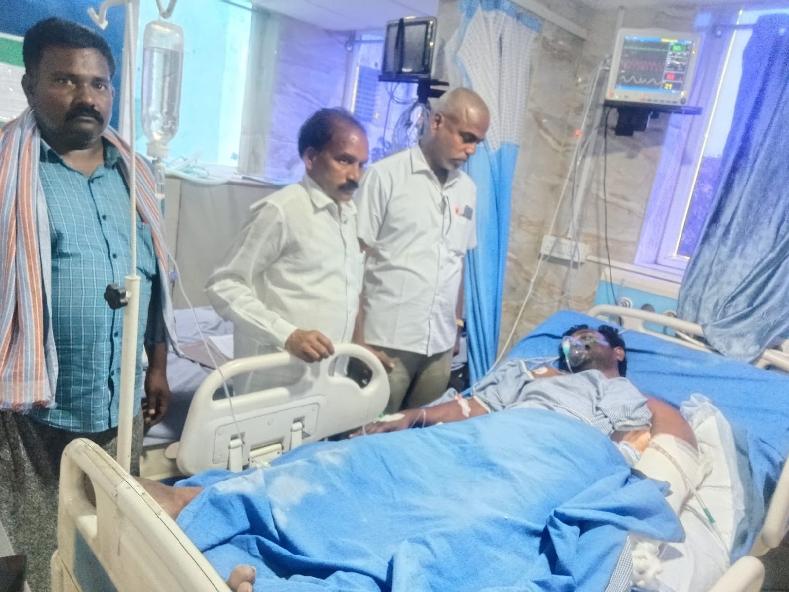 తీవ్రంగా గాయపడిన డ్రైవర్‌ను పరామర్శించిన  శివరాం