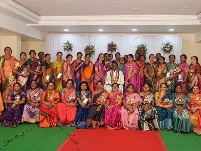 46 ఏళ్ల తర్వాత కలుసుకున్న పాఠశాల స్నేహితులు