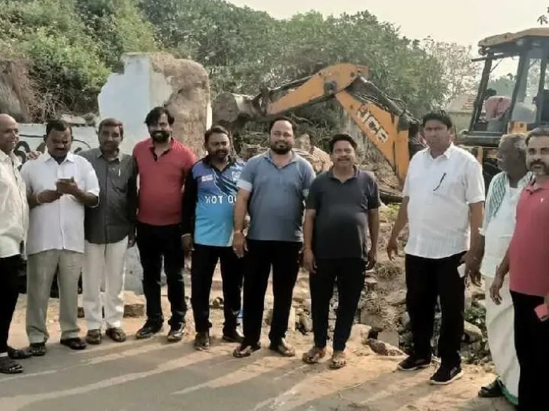 రోడ్డు విస్తరణ పనులకు శ్రీకారం చుట్టిన పాలకవర్గం