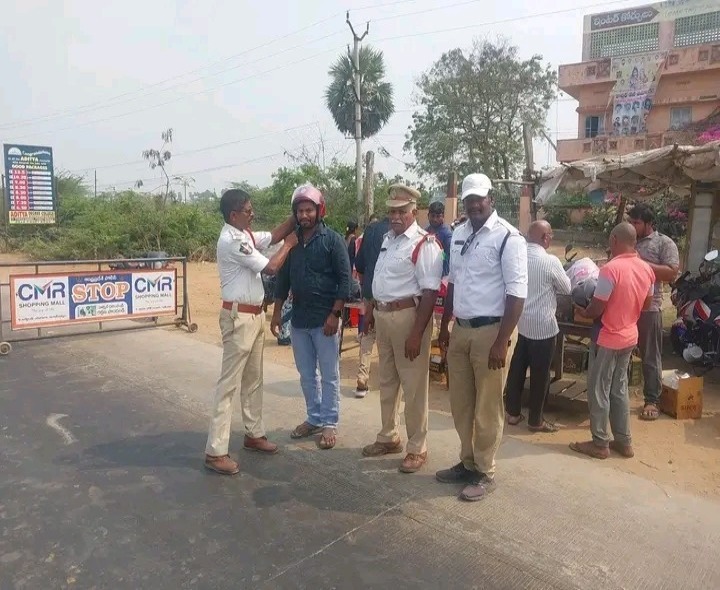 హెల్మెట్‌పై ద్విచక్ర వాహనదారులకు అవగాహన