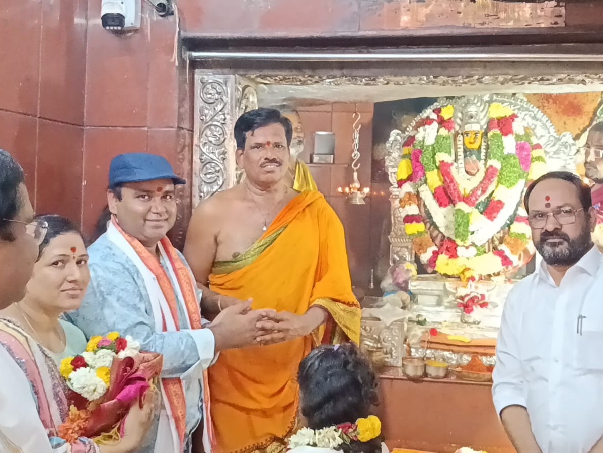 వనదుర్గమాతను దర్శించుకున్న రాహుల్ రాజ్