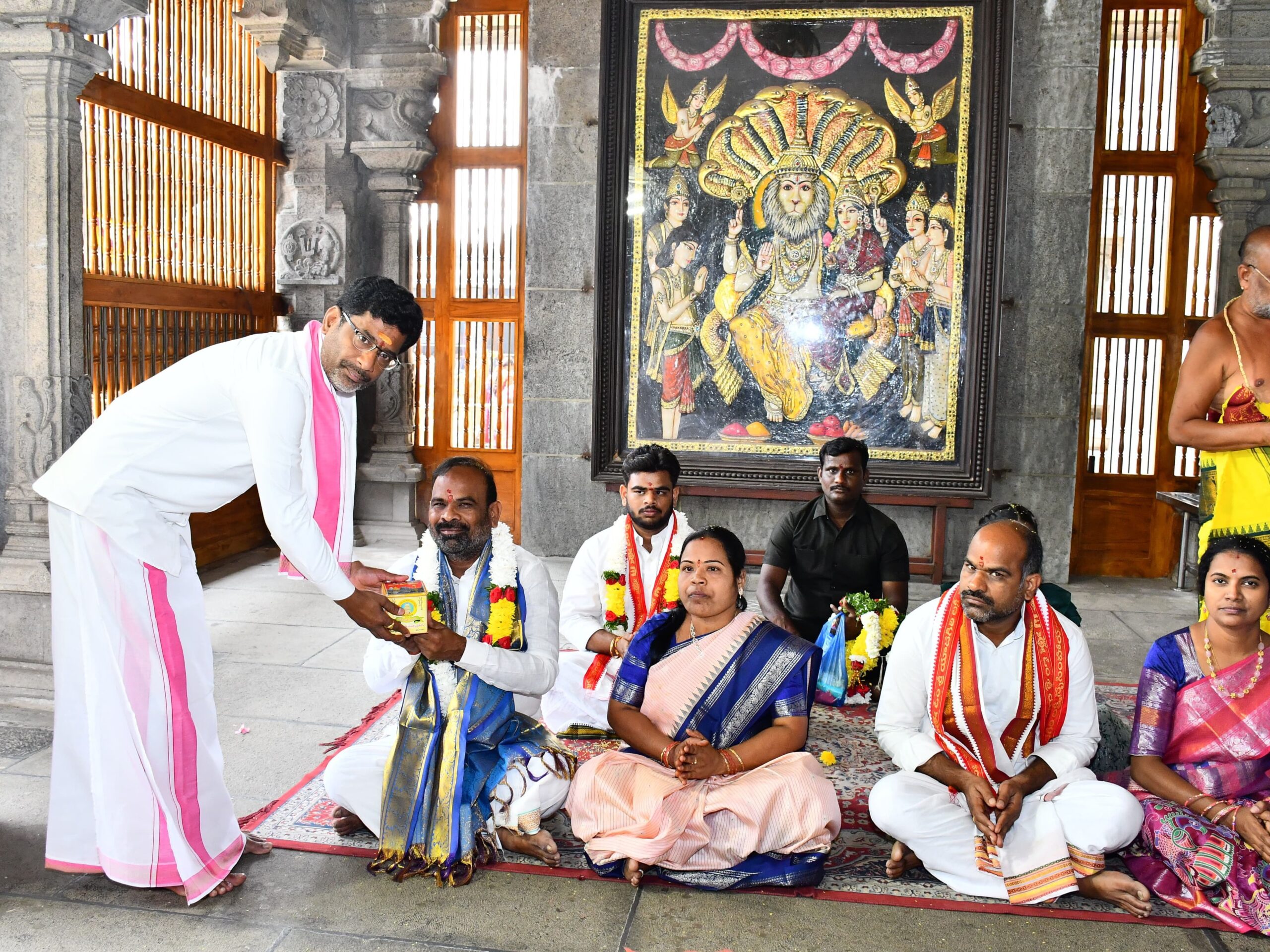 స్వామి అమ్మవార్ల ను దర్శించుకున్న ప్రముఖులు