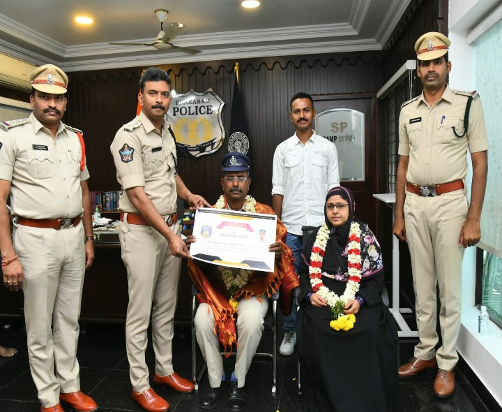 మర్రిపూడి హెడ్ కానిస్టేబుల్ను సత్కరించిన ఎస్పీ