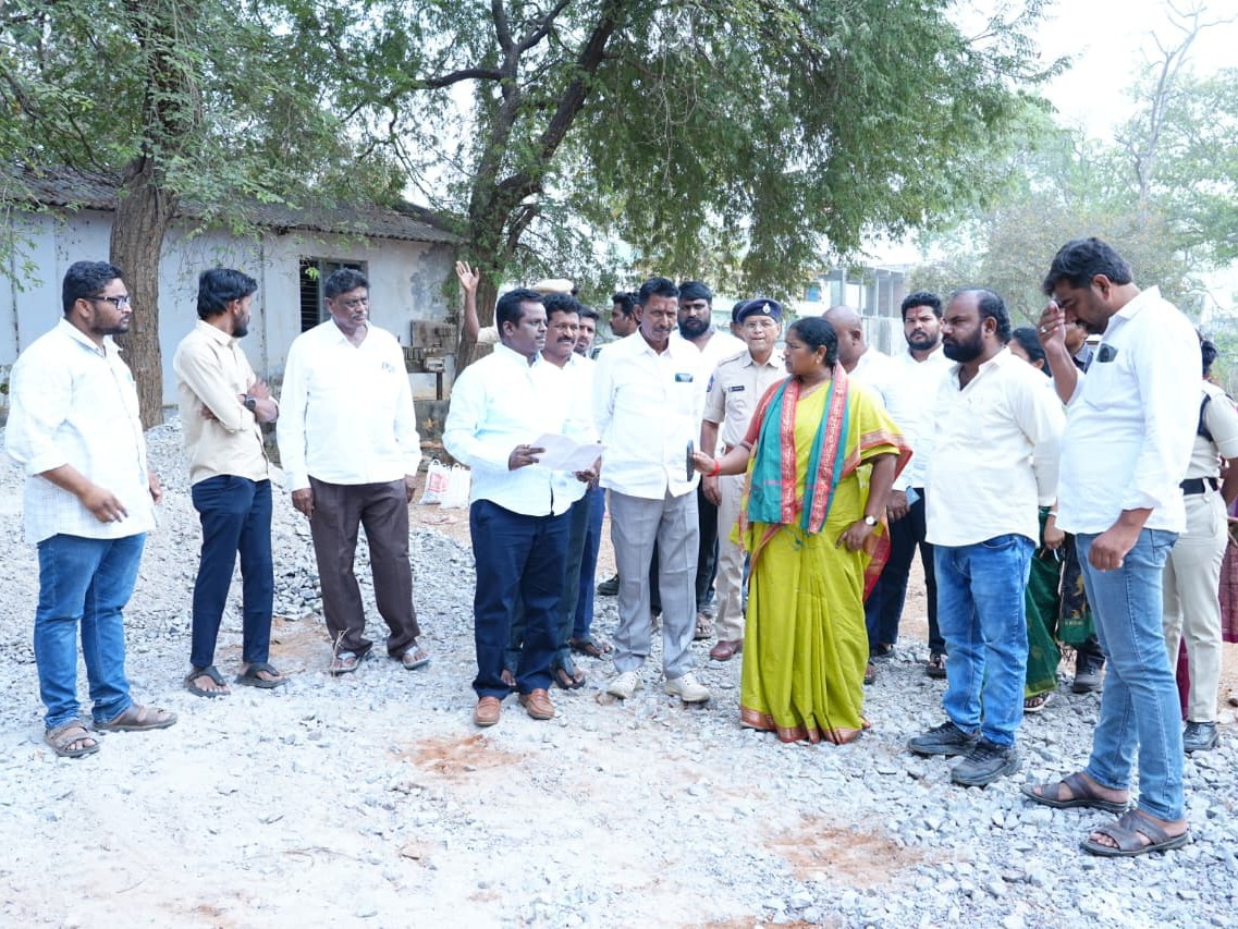 కూరగాయల మార్కెట్ పనులను పరిశీలించిన సీతక్క