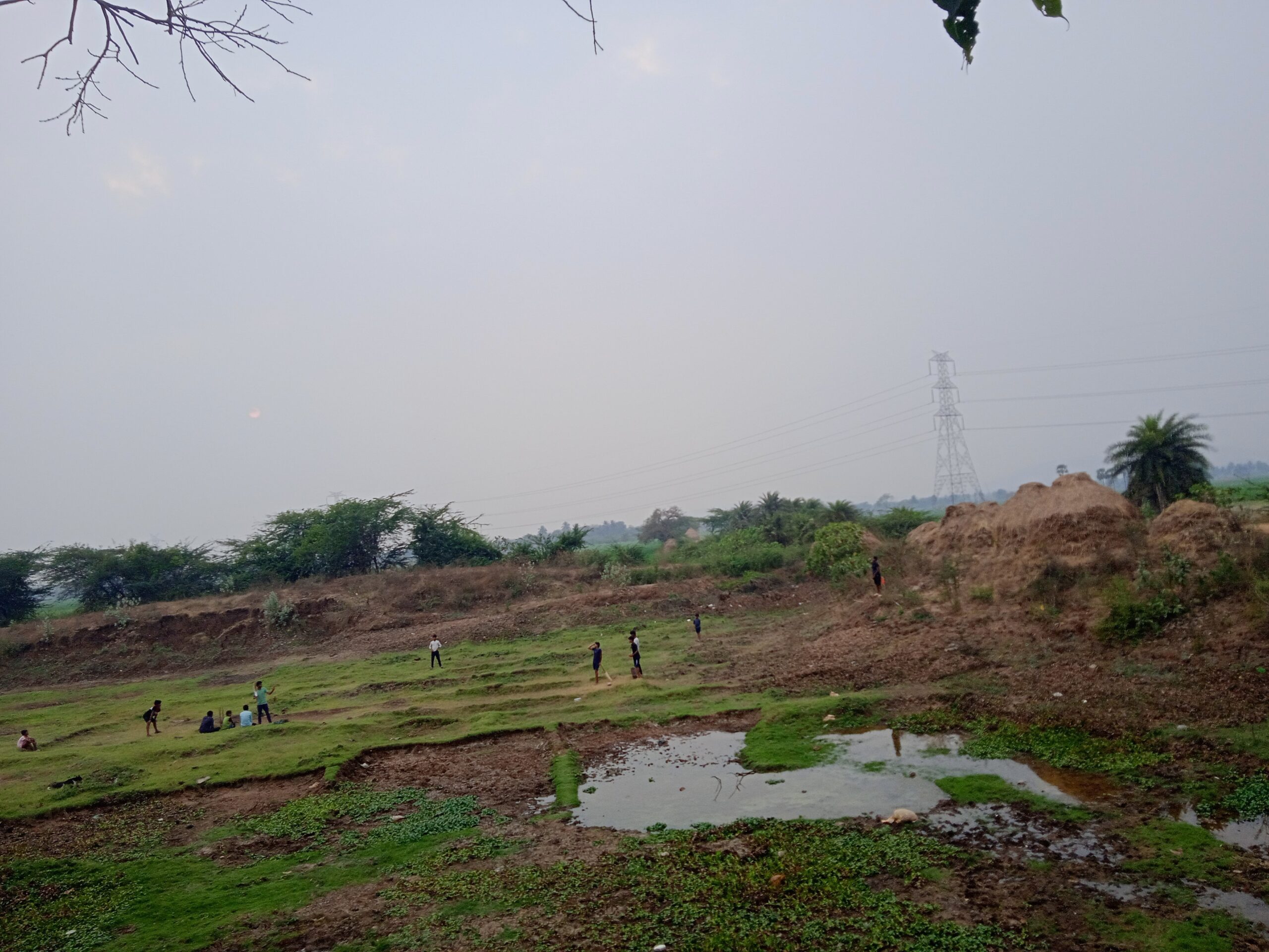 వలసపాకలి చెరువు వద్ద యువకుల సందడి