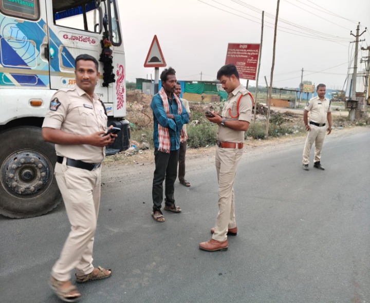 పొదిలిలో వాహనాల తనిఖీలు