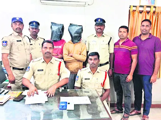 బంగారం దొంగతనం కేసులో.. నిందితులు అరెస్ట్