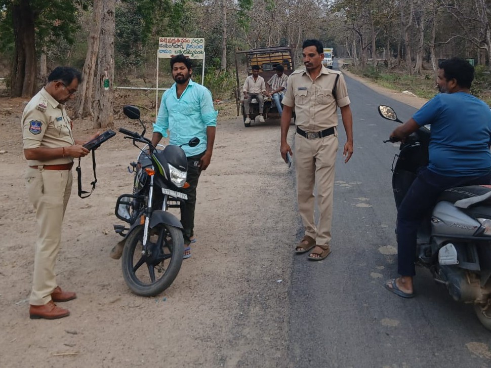 పోలీసుల ఆధ్వర్యంలో నాకబంది