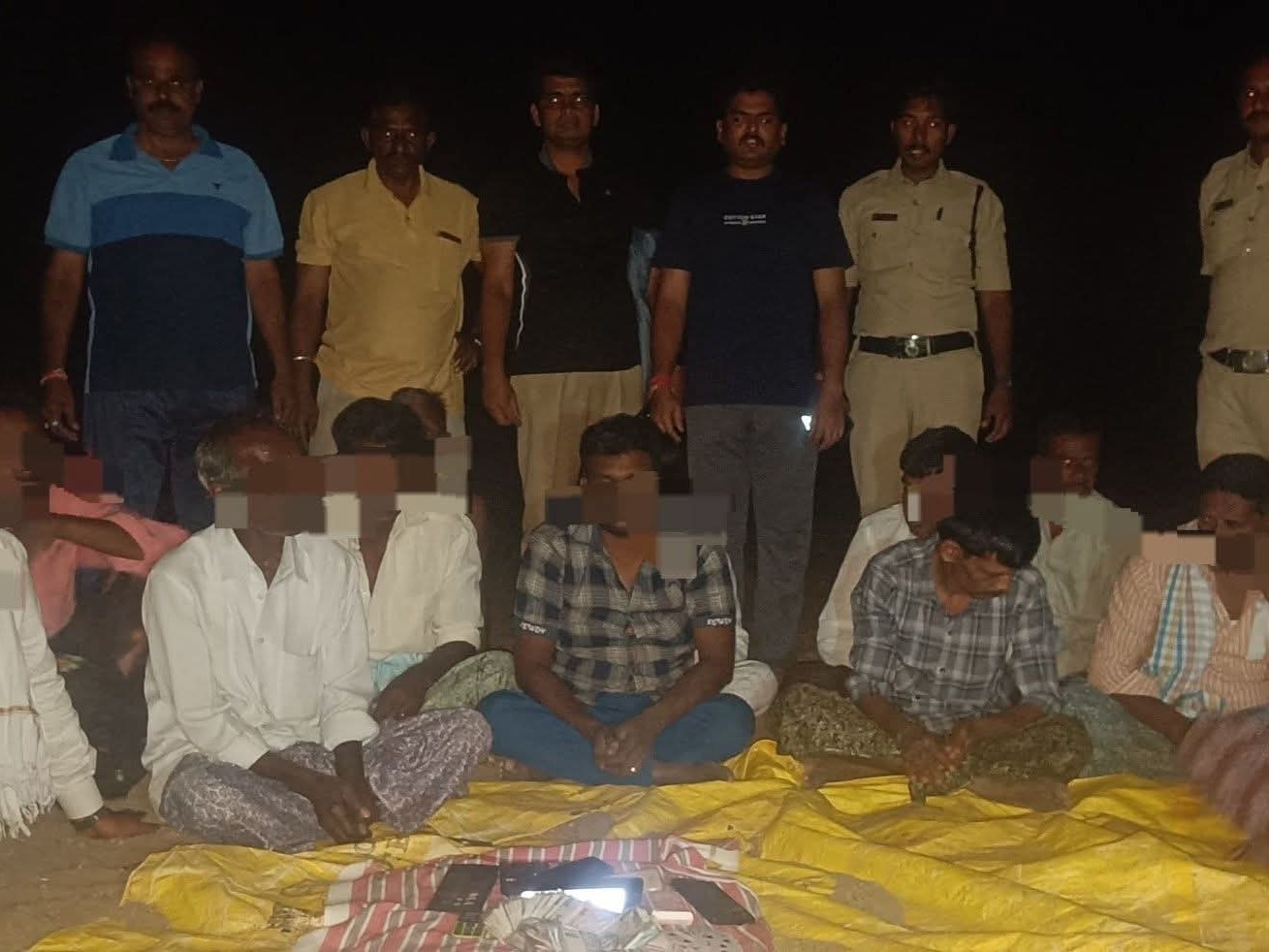 పేకాట స్థావరంపై పోలీసుల మెరుపు దాడులు