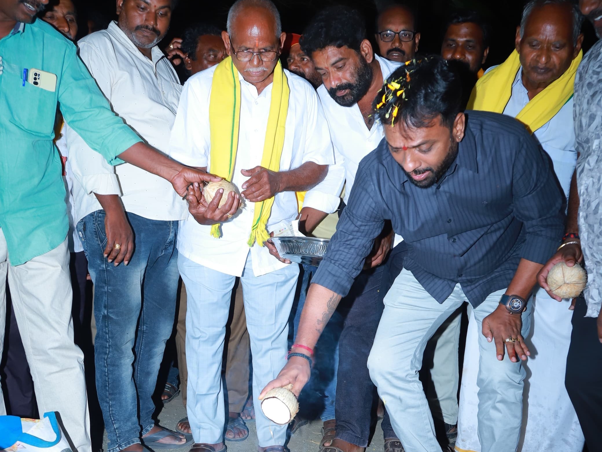 సిమెంట్ రోడ్ల నిర్మాణానికి మంత్రి శంకుస్థాపన