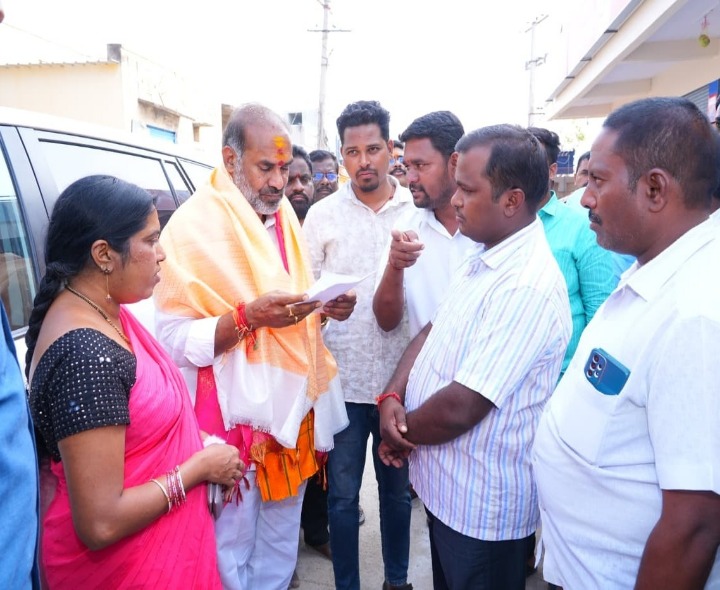 అభివృద్ధి పనుల కోసం ప్రభుత్వ విప్‌కు వినతి