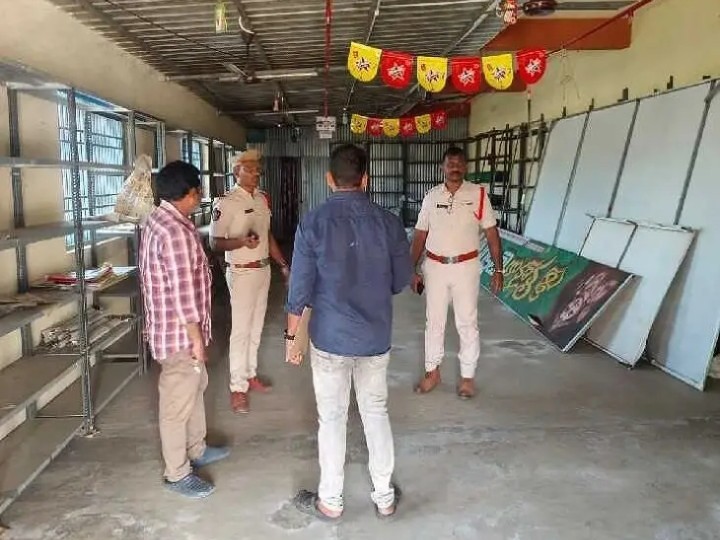 బాణా సంచా దుకాణాల్లో సీఐ తనిఖీలు