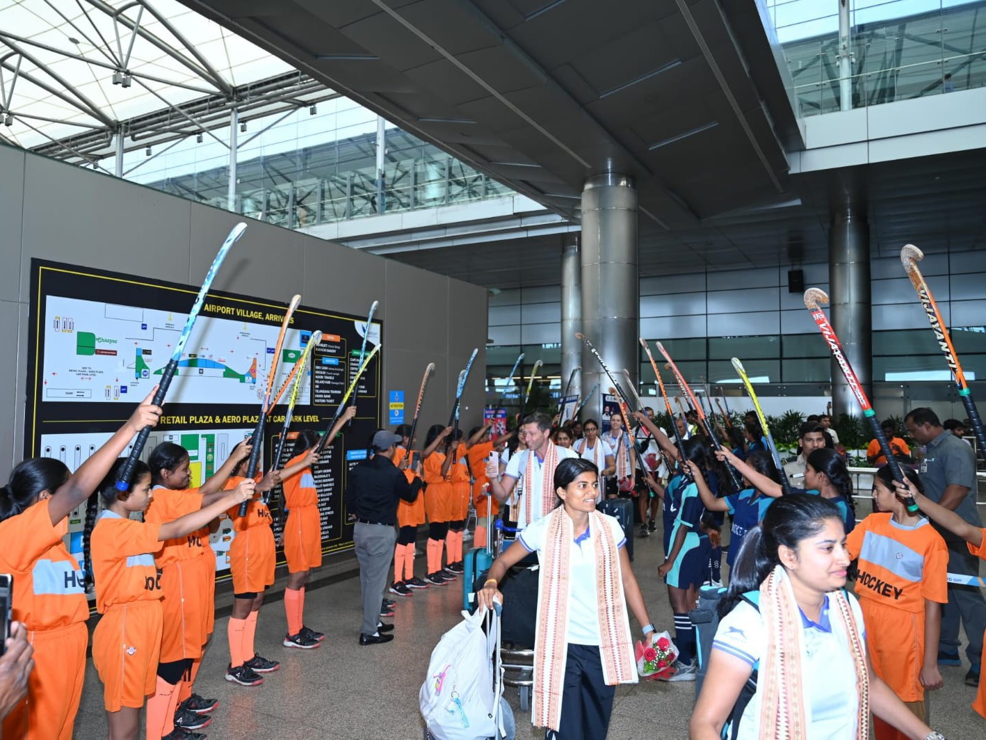 శంషాబాద్‌లో హాకీ ప్లేయర్లకు స్వాగతం