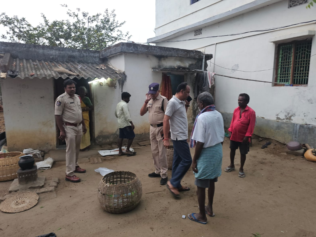 బాణాసంచా తయారీ యూనిట్‌లో సీఐ తనిఖీలు