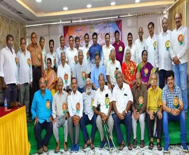 50 ఏళ్ల తర్వాత కలిసిన మిత్రులు