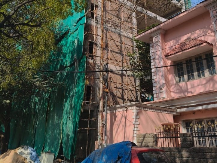 అనుమతులకు విరుద్ధంగా అంతస్తుల నిర్మాణం..!