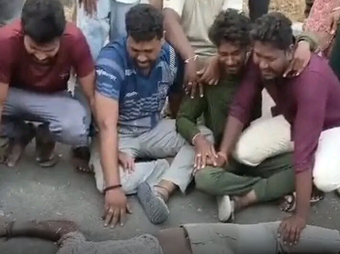 రోడ్డు ప్రమాదం.. ఇద్దరు వ్యక్తులు స్పాట్ డేడ్..!