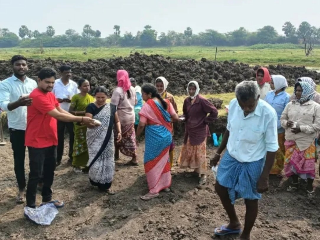 ఉపాధి హామీ పనులు పరిశీలించి మజ్జిగ పంపిణీ