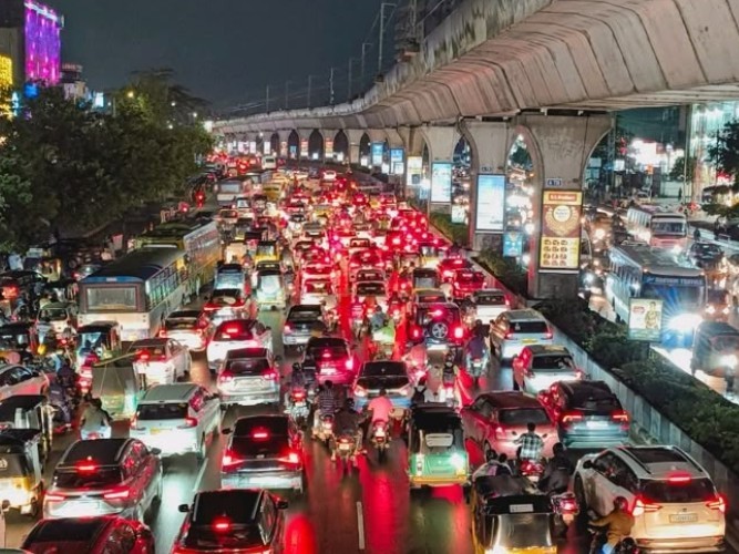HYD రోడ్లపై గంటకు 20KMPH దాటాట్లే.. జీవిత సమయం వృథా!