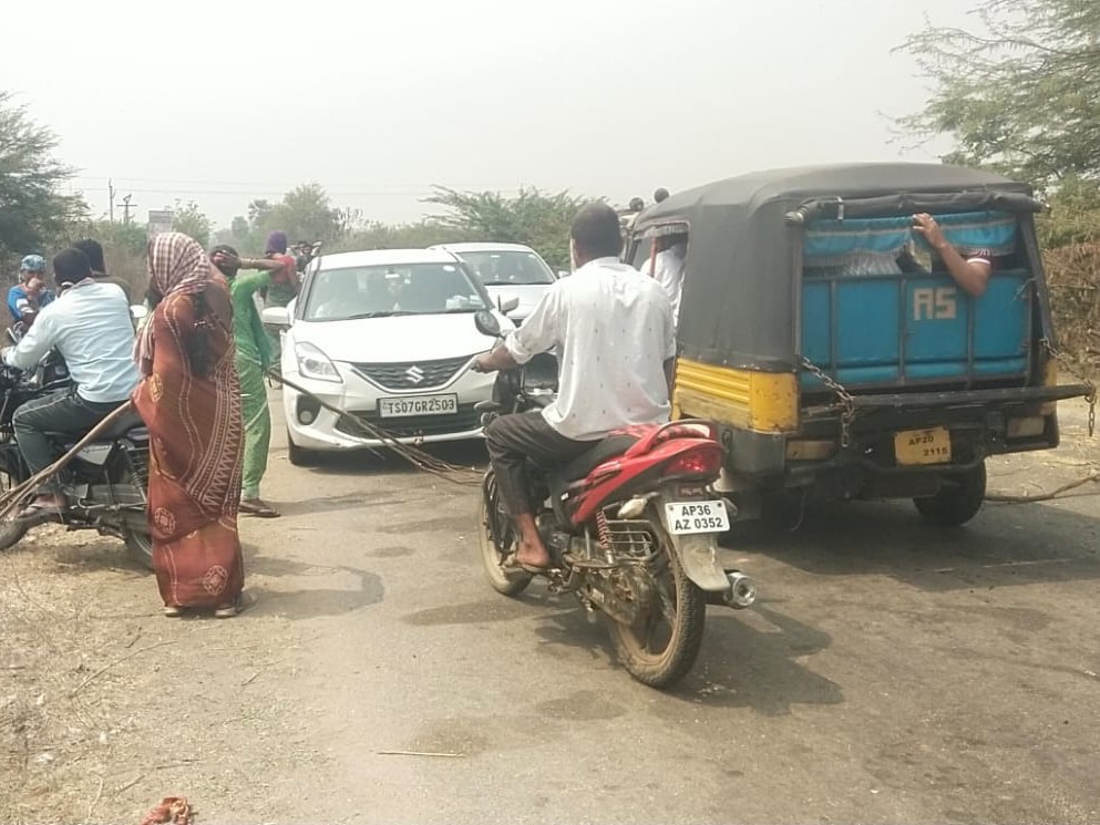 హోలీ పండుగ వేళ.. వాహనదారులకు తిప్పలు