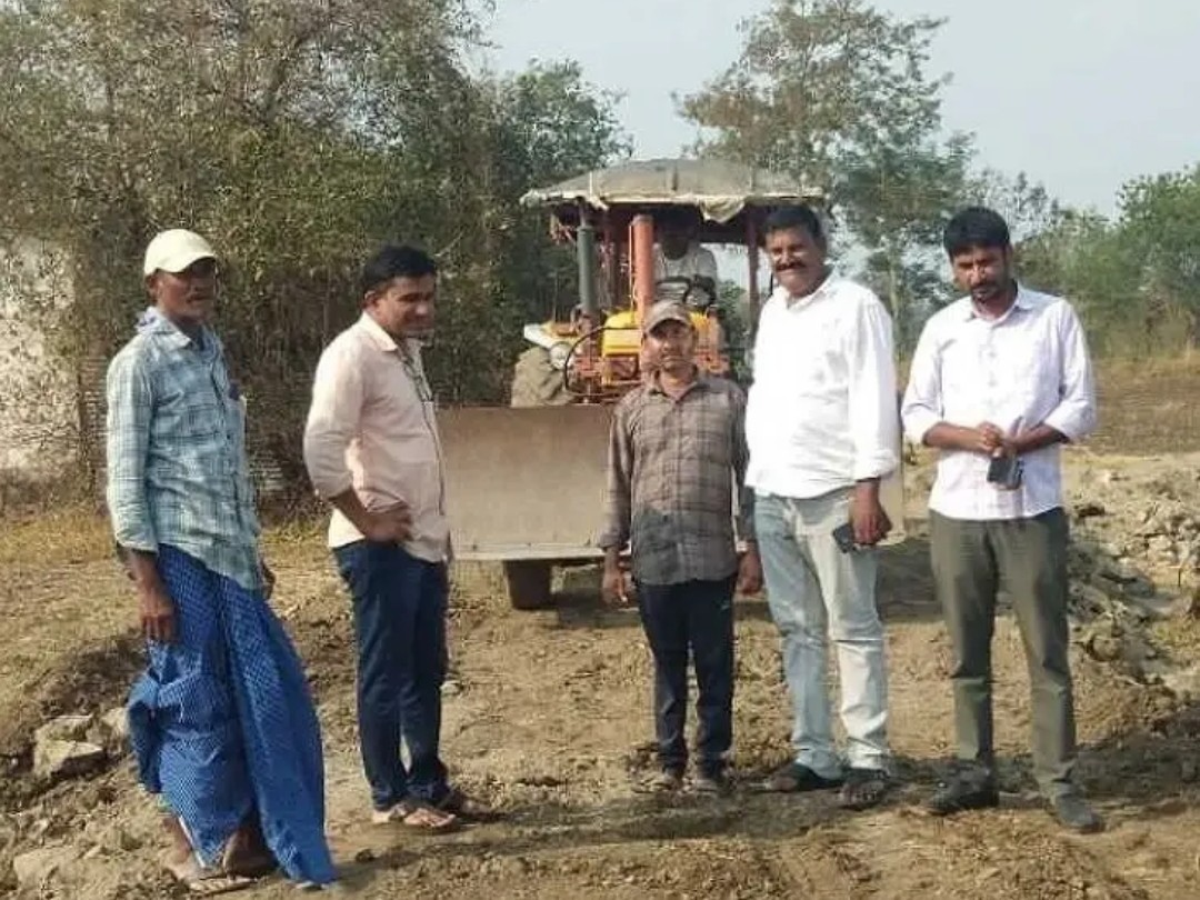 భక్తుల కష్టాలు తీర్చిన బోరిగామ సర్పంచ్