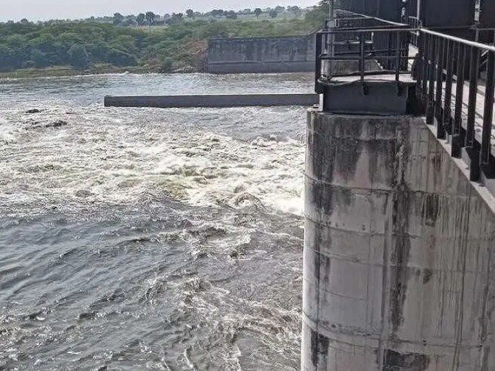 బాబ్లీ గేట్లు ఎత్తడంతో గోదావరిలోకి భారీగా నీరు